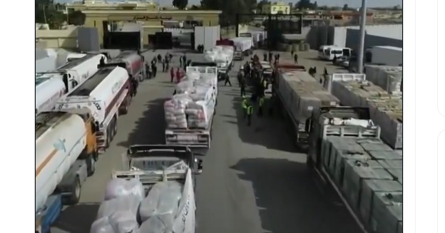 Setelah 15 bulan genosida, pengepungan, dan kelaparan. Ratusan truk bantuan kemanusiaan dan bahan bakar mulai melewati gerbang perbatasan Rafah menuju Jalur Gaza. (X@sahabatalaqsha)